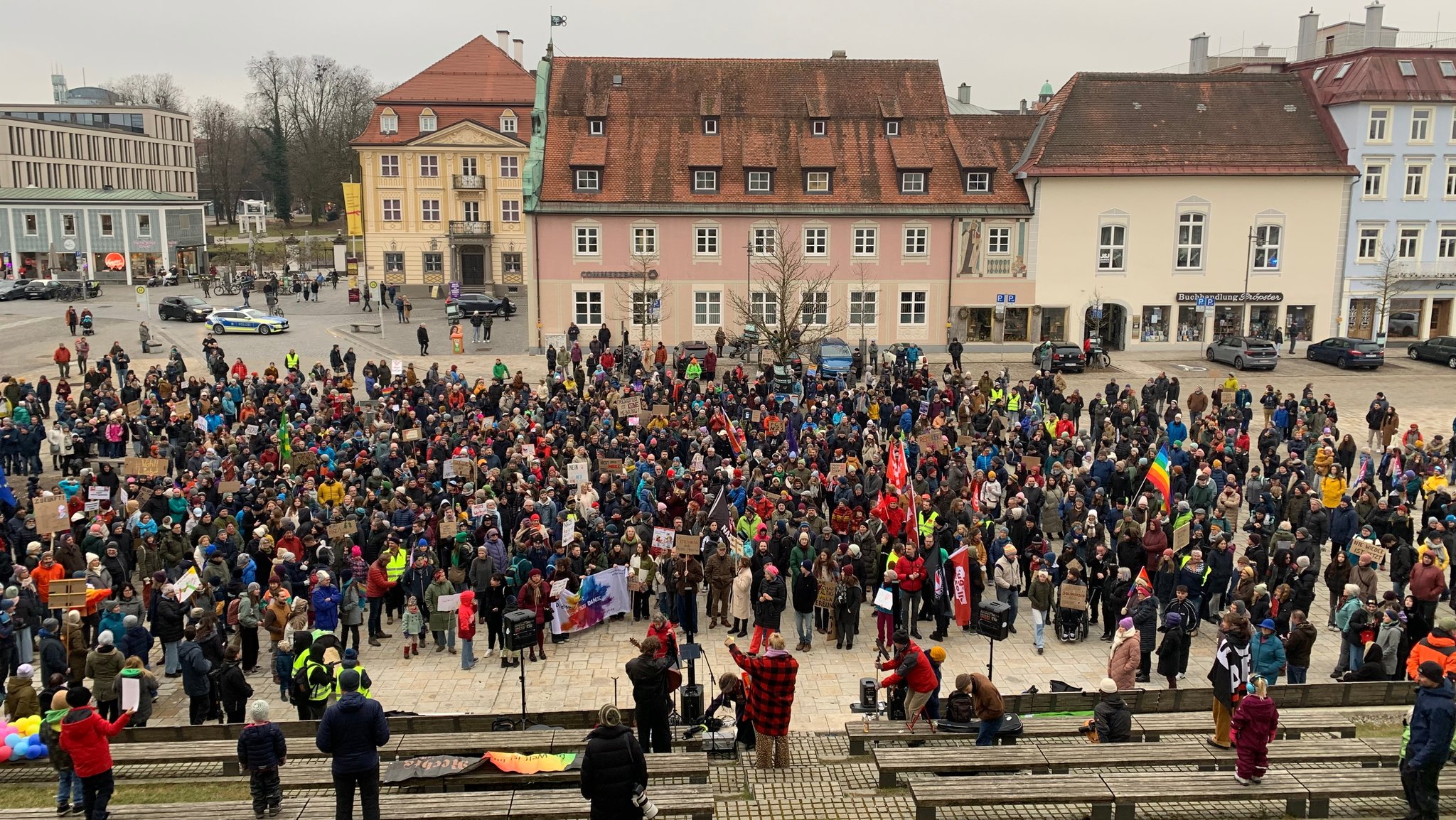 Demonstranten gegen Rechts auf dem Kemptener Hildegardplatz am Samstag