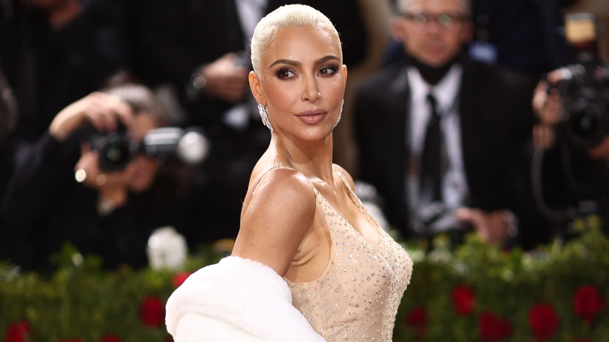 Kim Kardashian trägt 2022 das hautfarbene Kleid von Marylin Monroe zur Met Gala in New York.