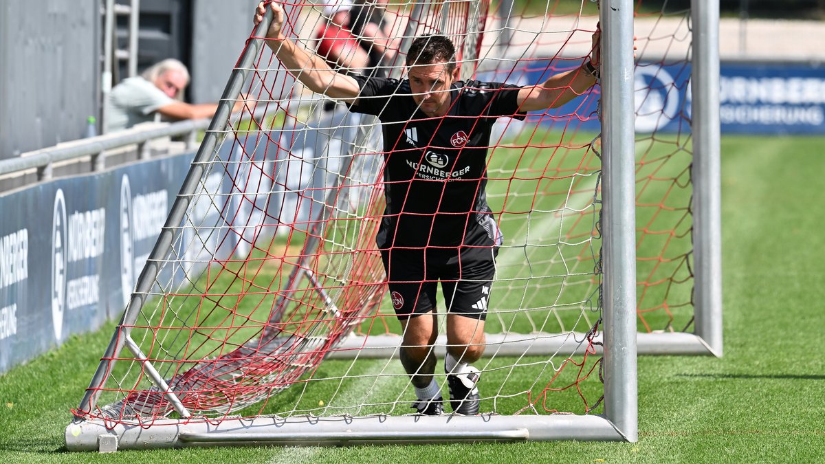 Miroslav Klose verschiebt ein Tor auf dem Trainingsplatz.