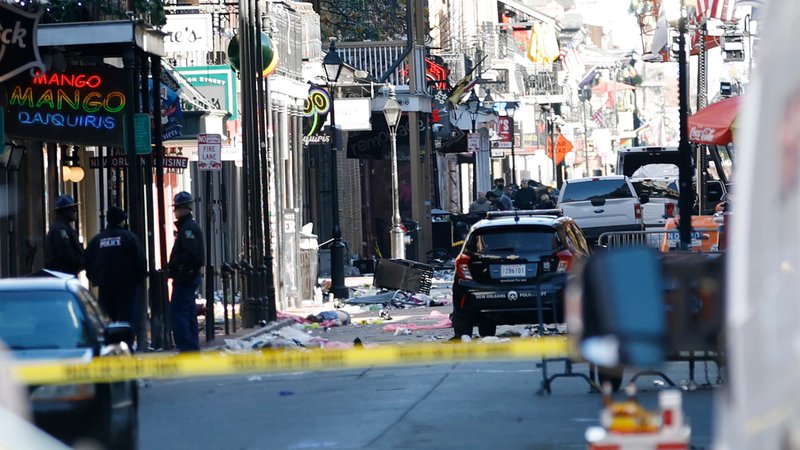 Im Ausgehviertel von New Orleans ist während der Feiern in der Silvesternacht ein Fahrzeug in eine Menschenmenge gerast. Mindestens zehn Menschen wurden getötet und viele weitere verletzt. | Bild: picture alliance / Geoff Burke / USA TODAY NETWORK Im Ausgehviertel von New Orleans ist während der Feiern in der Silvesternacht ein Fahrzeug in eine Menschenmenge gerast. Mindestens zehn Menschen wurden getötet und viele weitere verletzt.