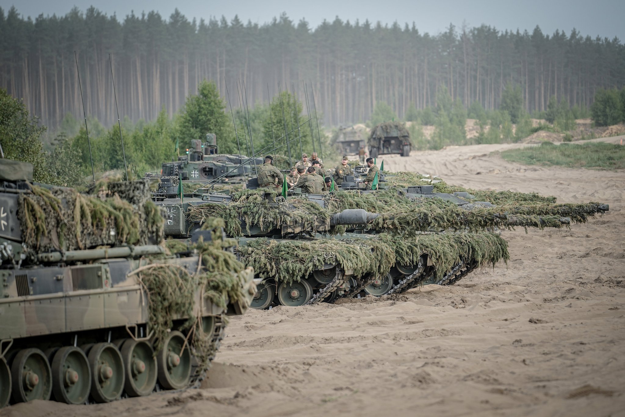 ARCHIV - 29.05.2024, Litauen, Pabrade: Soldaten der Bundeswehr bereiten sich auf dem Leopard 2 Panzer auf den Abschluss der Nato-Übung Quadriga 2024 vor. Die Bundeswehr zeigt auf dem Truppenübungsplatz Paprade Fähigkeiten, die zur Verteidigung der Nato-Ostflanke nötig sind. (zu dpa: «Verteidigungsministerium: digitale Kommunikation «im Plan»») Foto: Kay Nietfeld/dpa +++ dpa-Bildfunk +++ | Bild: dpa-Bildfunk/Kay Nietfeld ARCHIV - 29.05.2024, Litauen, Pabrade: Soldaten der Bundeswehr bereiten sich auf dem Leopard 2 Panzer auf den Abschluss der Nato-Übung Quadriga 2024 vor. Die Bundeswehr zeigt auf dem Truppenübungsplatz Paprade Fähigkeiten, die zur Verteidigung der Nato-Ostflanke nötig sind. (zu dpa: «Verteidigungsministerium: digitale Kommunikation «im Plan»») Foto: Kay Nietfeld/dpa +++ dpa-Bildfunk +++