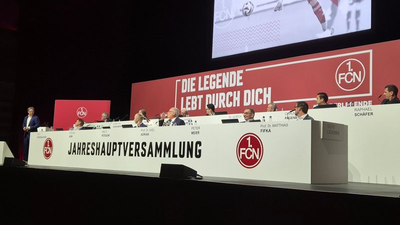 Finanzvorstand Stefan Heim präsentiert die Bilanz des 1. FC Nürnberg aus dem Geschäftsjahr 2023/24 | Bild: BR/ Maxi Albrecht Finanzvorstand Stefan Heim präsentiert die Bilanz des 1. FC Nürnberg aus dem Geschäftsjahr 2023/24