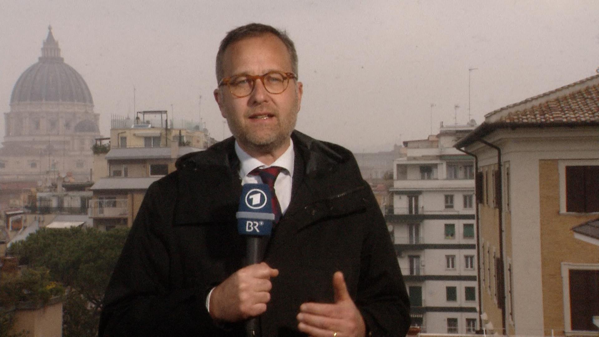 Viele Katholiken beten für ihren Papst Franziskus. Die Situation bleibt kritisch, berichtet BR-Korrespondent Tilmann Kleinjung aus Rom.