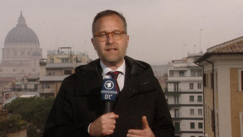 Viele Katholiken beten für ihren Papst Franziskus. Die Situation bleibt kritisch, berichtet BR-Korrespondent Tilmann Kleinjung aus Rom. | Bild: BR 2025 Viele Katholiken beten für ihren Papst Franziskus. Die Situation bleibt kritisch, berichtet BR-Korrespondent Tilmann Kleinjung aus Rom.