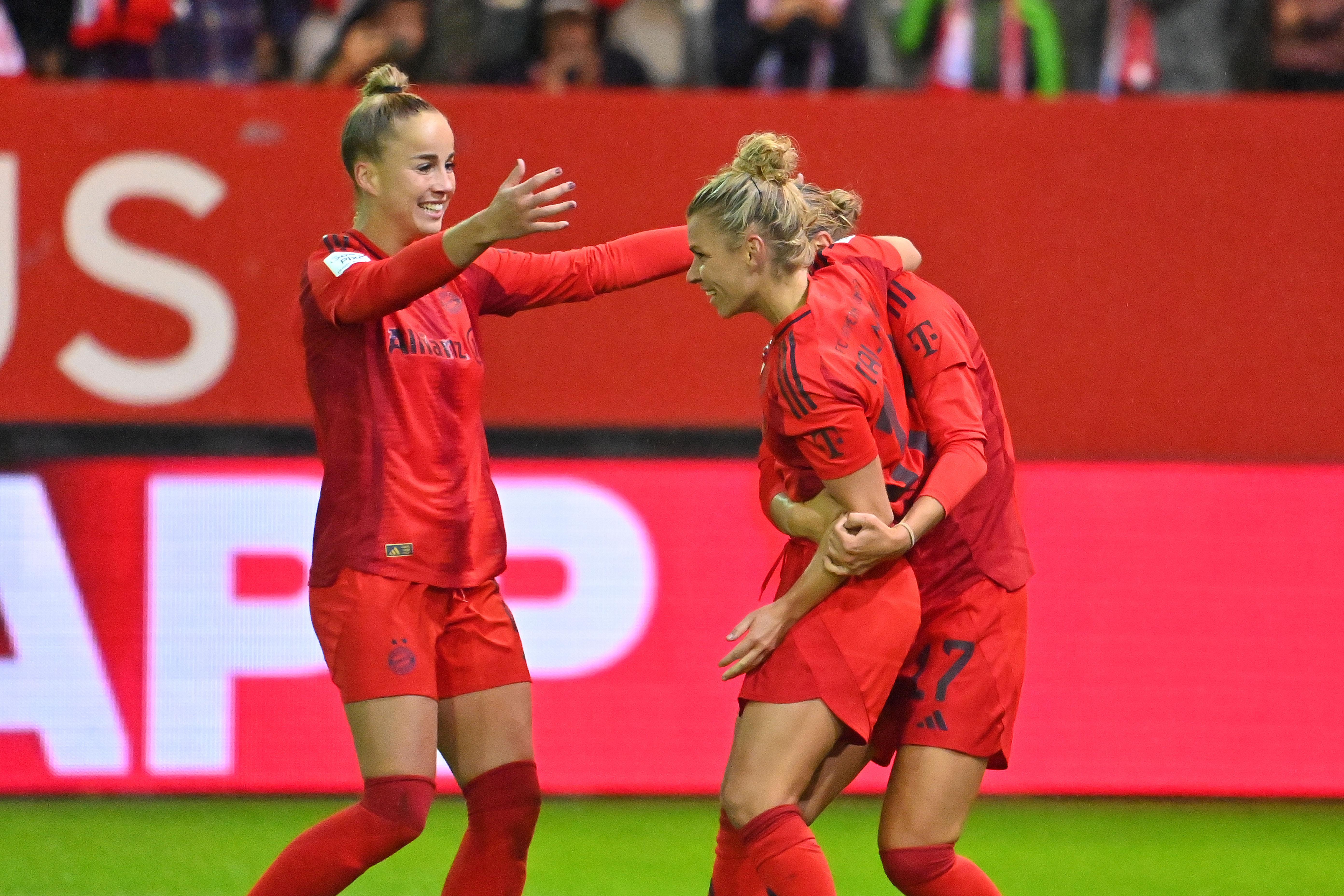 Giulia Gwinn (l.) und Linda Dallmann