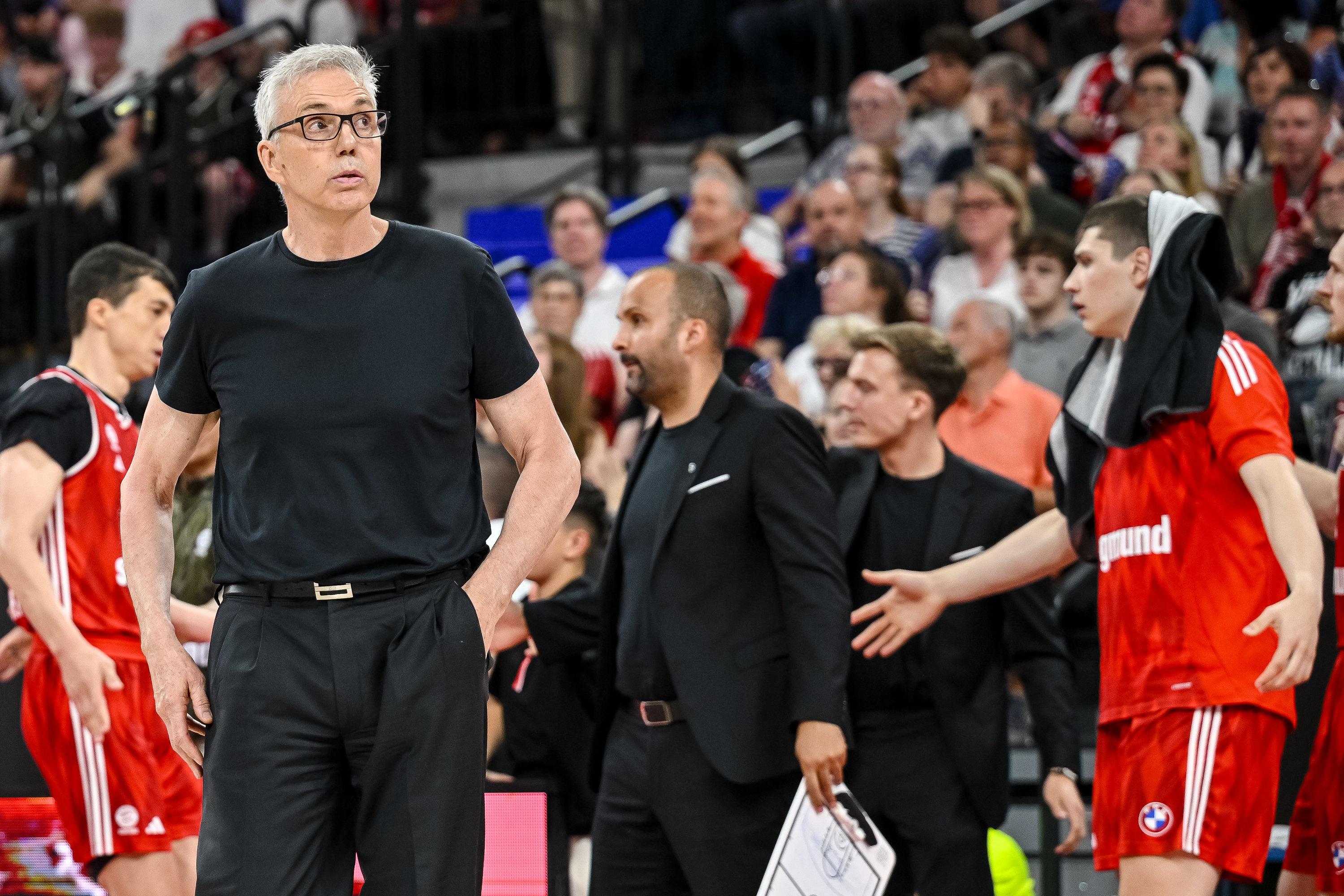 21.06.2025, Bayern, München: Basketball: Bundesliga, FC Bayern München - ratiopharm Ulm, Meisterschaftsrunde, Finale, 3. Spieltag, SAP Garden. Münchens Head Coach Gordon Herbert schaut Ratlos . 