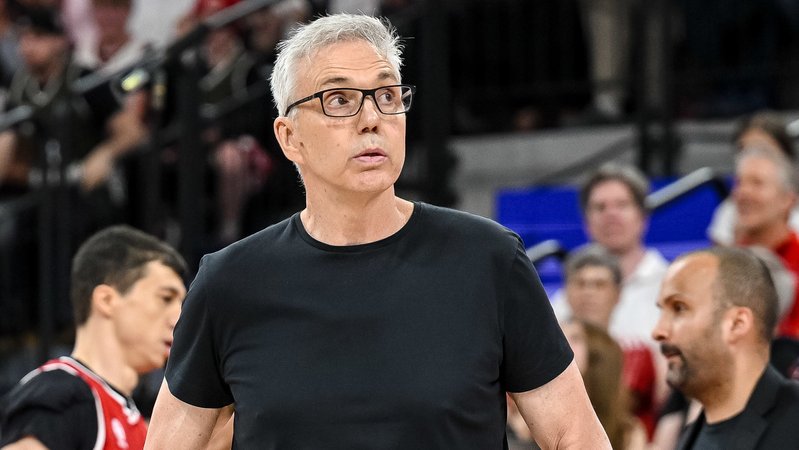 21.06.2025, Bayern, München: Basketball: Bundesliga, FC Bayern München - ratiopharm Ulm, Meisterschaftsrunde, Finale, 3. Spieltag, SAP Garden. Münchens Head Coach Gordon Herbert schaut Ratlos . | Bild: dpa-Bildfunk/Harry Langer 21.06.2025, Bayern, München: Basketball: Bundesliga, FC Bayern München - ratiopharm Ulm, Meisterschaftsrunde, Finale, 3. Spieltag, SAP Garden. Münchens Head Coach Gordon Herbert schaut Ratlos .