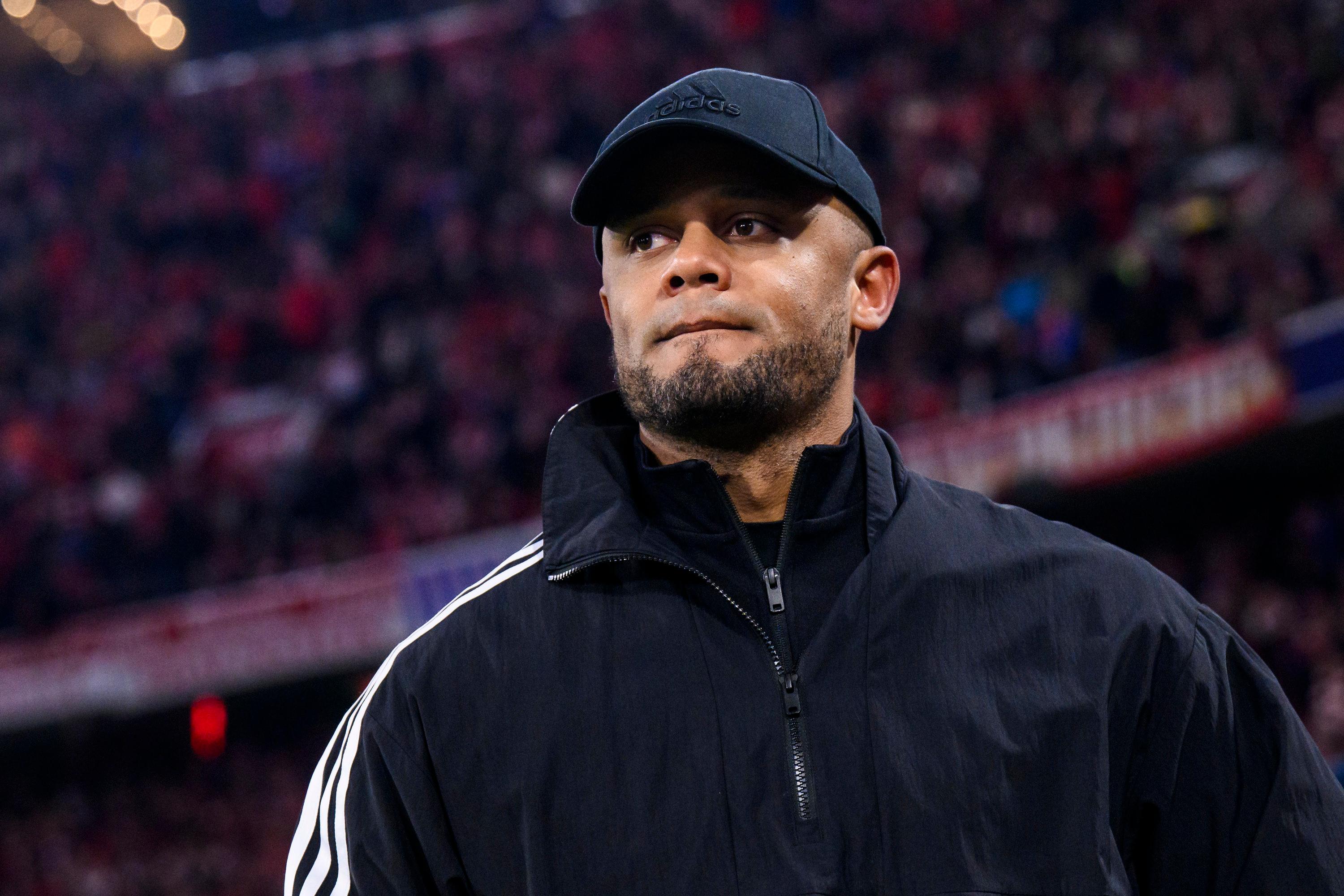 08.04.2025, Bayern, München: Fußball: Champions League, Bayern München - Inter Mailand, K.o.-Runde, Viertelfinale, Hinspiele, Allianz Arena. Münchens Trainer Vincent Kompany steht vor dem Spiel im Stadion. (zu dpa: «FC Bayern im Klassiker gegen Dortmund - Augsburg in Bochum») Foto: Tom Weller/dpa +++ dpa-Bildfunk +++