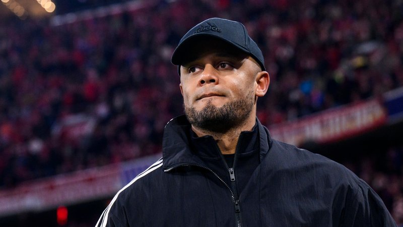 08.04.2025, Bayern, München: Fußball: Champions League, Bayern München - Inter Mailand, K.o.-Runde, Viertelfinale, Hinspiele, Allianz Arena. Münchens Trainer Vincent Kompany steht vor dem Spiel im Stadion. (zu dpa: «FC Bayern im Klassiker gegen Dortmund - Augsburg in Bochum») Foto: Tom Weller/dpa +++ dpa-Bildfunk +++ | Bild: dpa-Bildfunk/Tom Weller 08.04.2025, Bayern, München: Fußball: Champions League, Bayern München - Inter Mailand, K.o.-Runde, Viertelfinale, Hinspiele, Allianz Arena. Münchens Trainer Vincent Kompany steht vor dem Spiel im Stadion. (zu dpa: «FC Bayern im Klassiker gegen Dortmund - Augsburg in Bochum») Foto: Tom Weller/dpa +++ dpa-Bildfunk +++