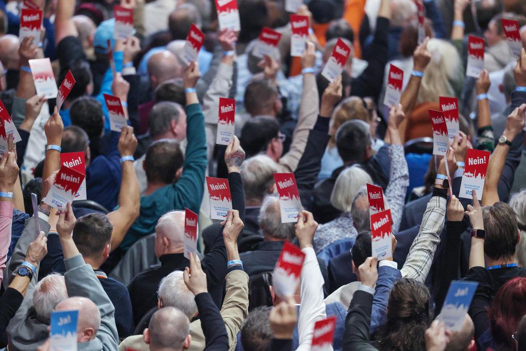 25.10.2025, Bayern, Greding: Mitglieder der AfD stimmen mit ihren Stimmkarten ·Nein· zu Beginn des Landesparteitags der AfD Bayern im Hippodrom. Foto: Daniel Löb/dpa +++ dpa-Bildfunk +++