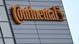Firmengebäude mit der Aufschrift des Automobilzulieferes Continental in Regensburg (Symbolbild) | Bild: pa/Jens Niering