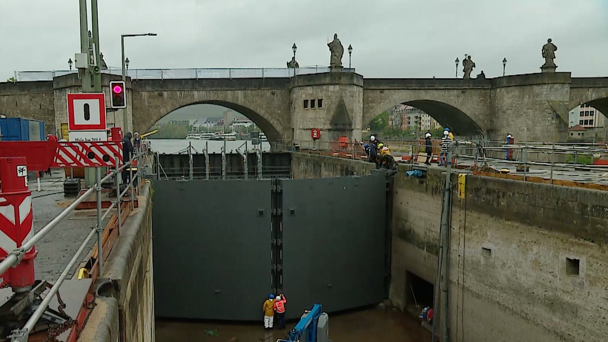 Die Würzburger Schleuse bekommt ein neues Tor.