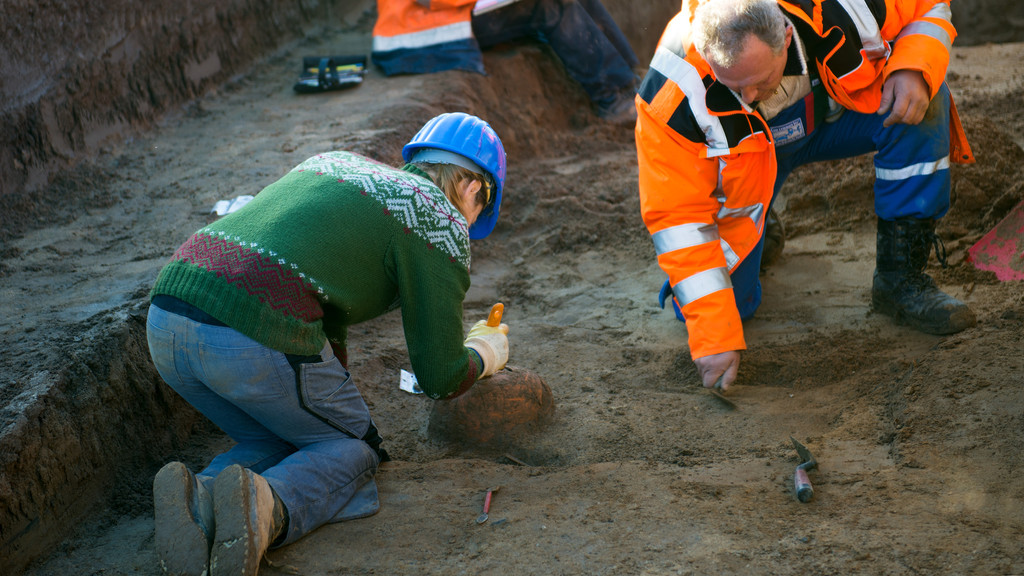 Archäologen arbeiten am 26.11.2015 in Bedburg-Hau (Nordrhein-Westfalen) bei der Ausgrabung eines neu entdeckten Militärlagers