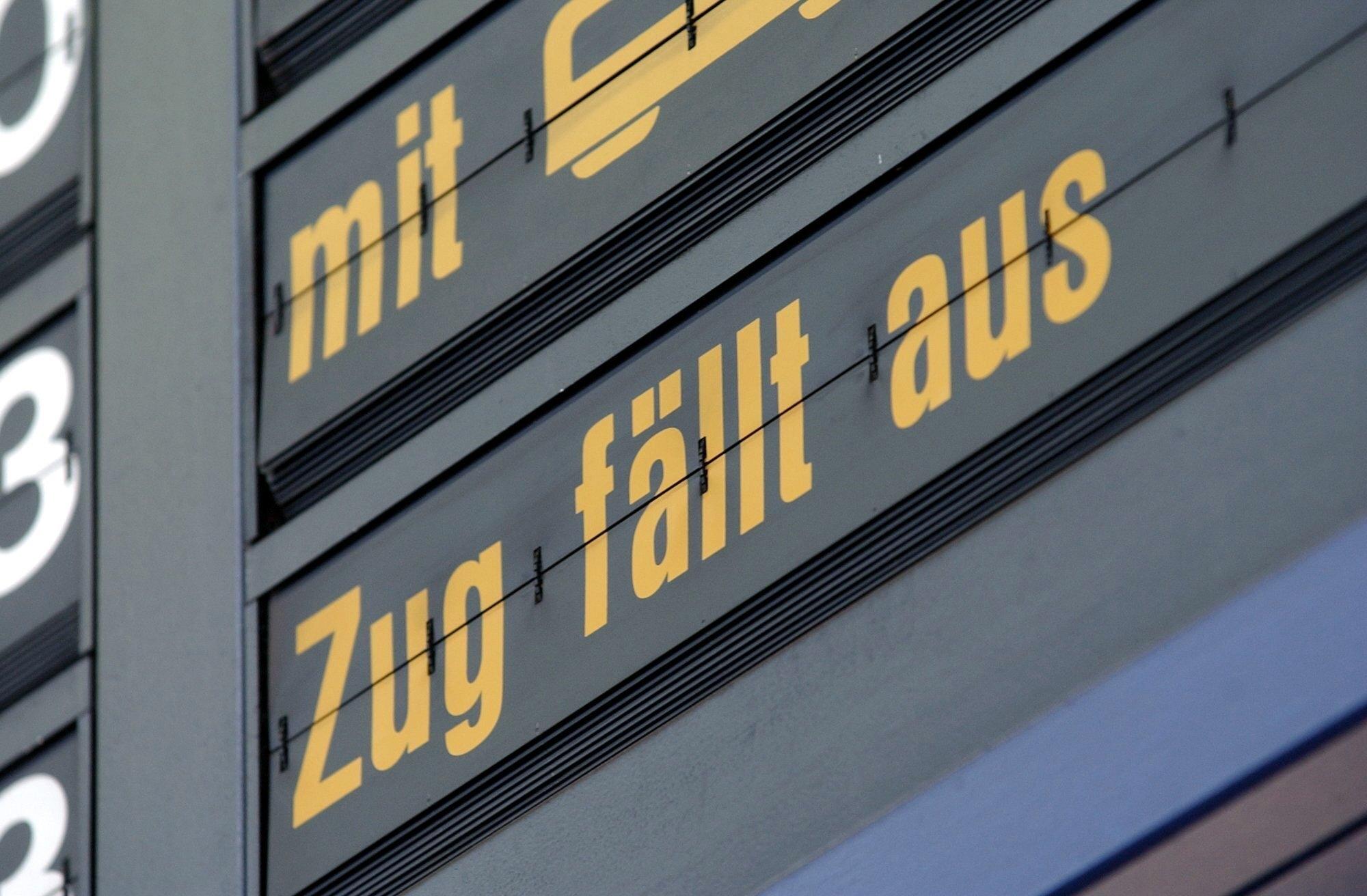 Anzeigentafel am Bahnhof. Zug fällt aus. (Symbolbild)