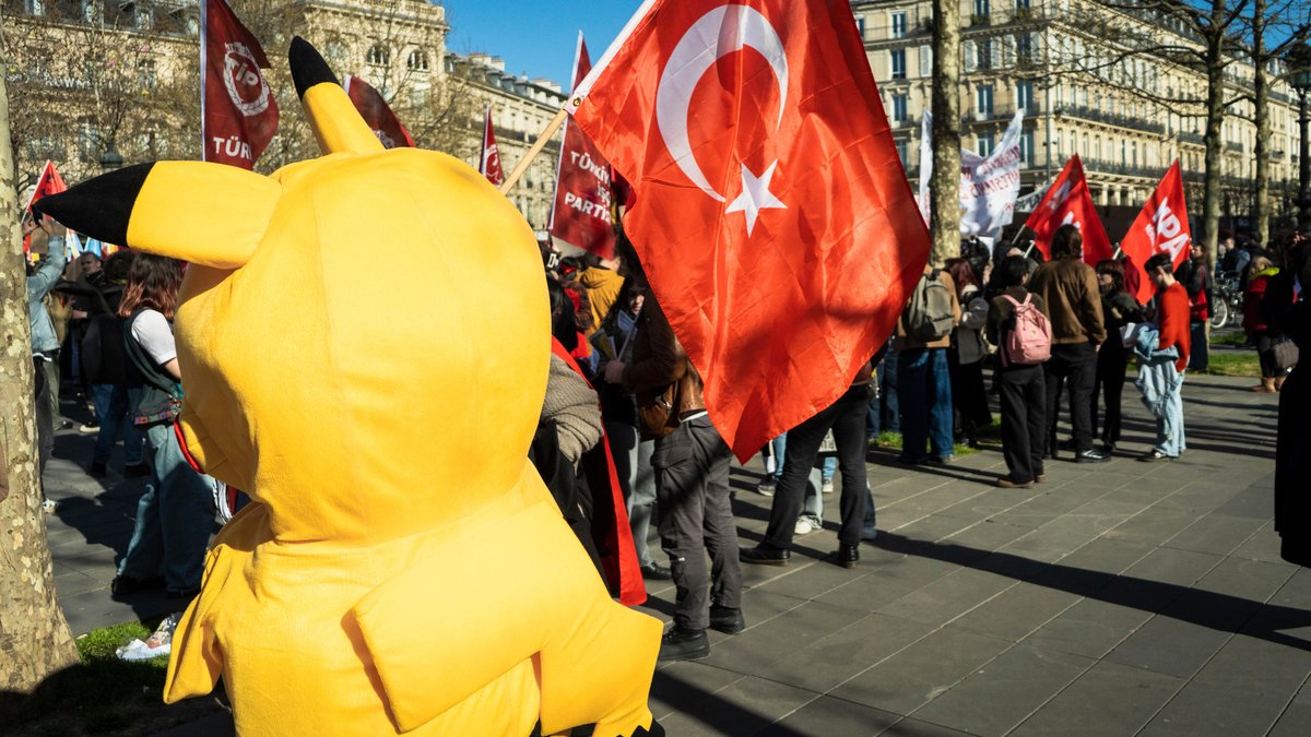 29.03.2025: Protest gegen die Regierung von Erdogan in Paris - auch hier ist Pikachu dabei. 