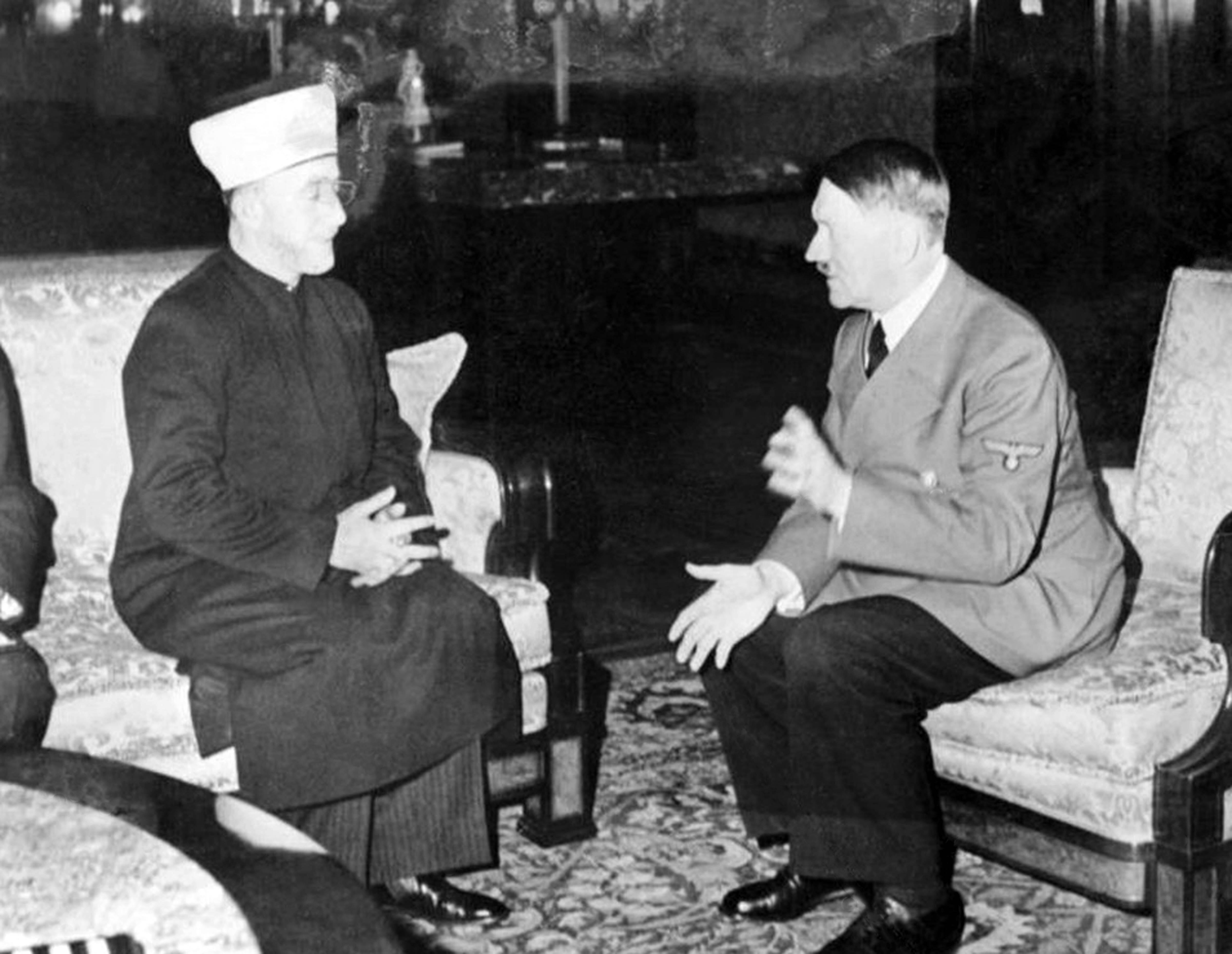 Ein historisches Foto zeigt das Treffen zwischen dem Mufti von Jerusalem, Amin al-Husseini, und Adolf Hitler in Berlin. 