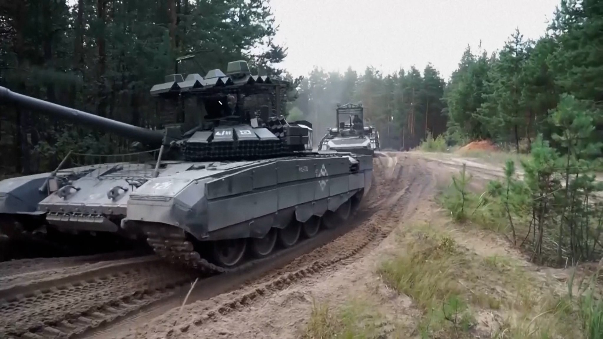 Zum ersten Mal seit dem Angriff auf die Ukraine machen russische und belarussische Streitkräfte ab heute wieder eine gemeinsame Militärübung. Westlichen Schätzungen zufolge sollen etwa 30.000 Soldaten beteiligt sein.