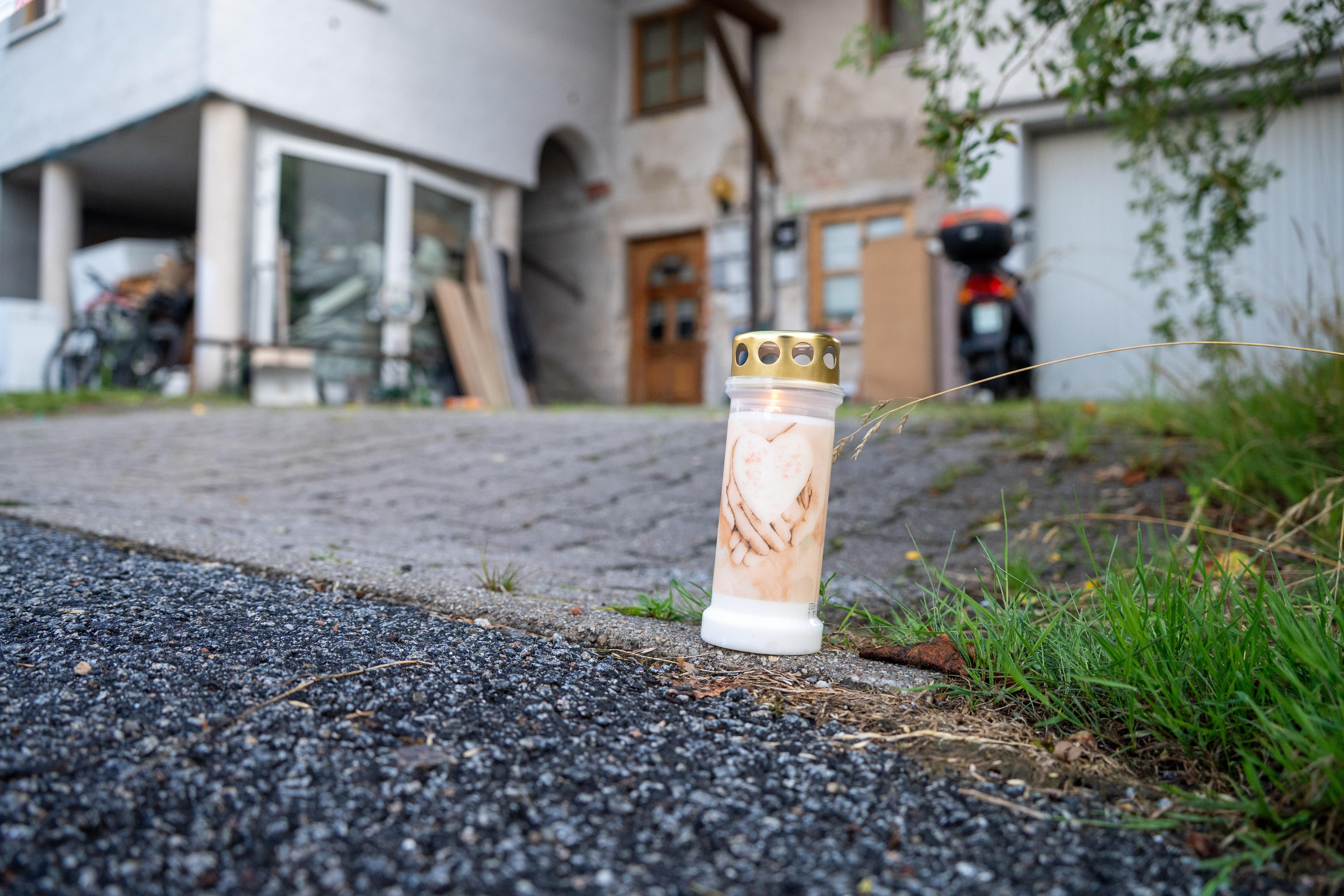 Nachbarn haben für die Opfer eine Kerze aufgestellt. 