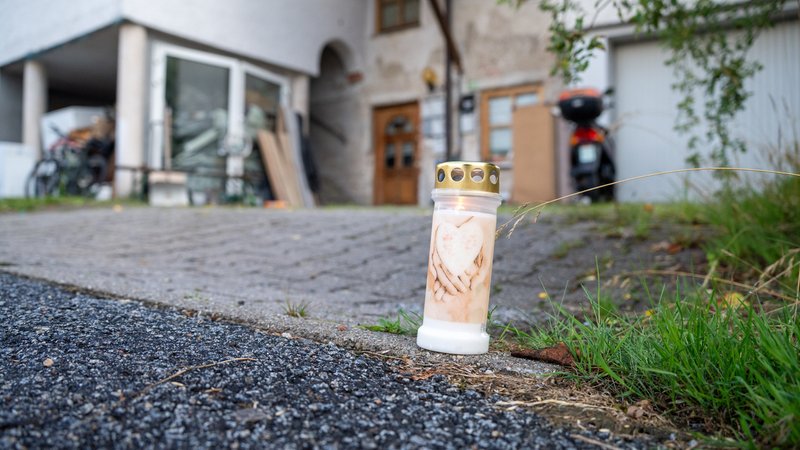 Nachbarn haben für die Opfer eine Kerze aufgestellt. | Bild: NEWS5 / Lars Haubner Nachbarn haben für die Opfer eine Kerze aufgestellt.