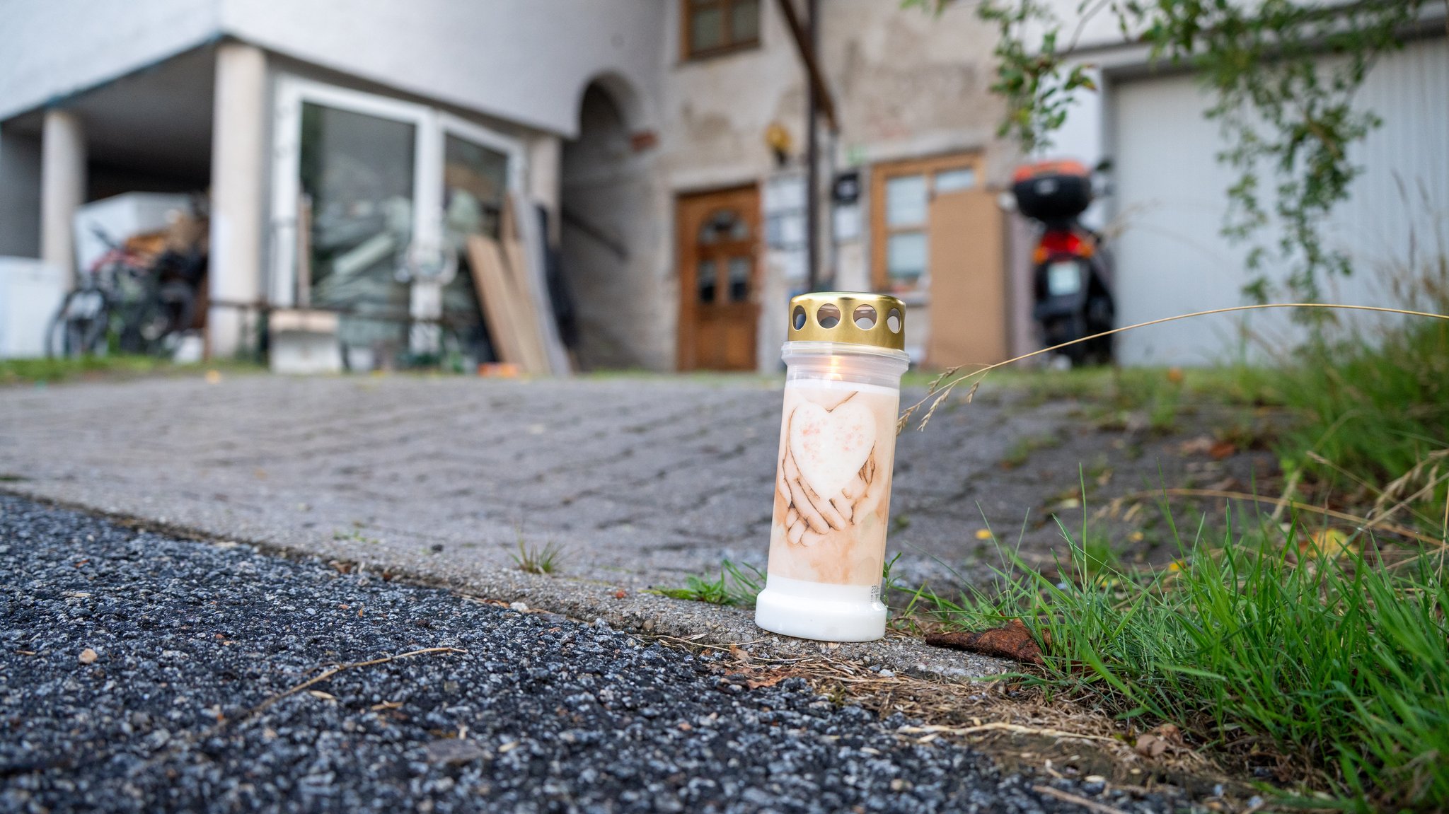 Nachbarn haben für die Opfer eine Kerze aufgestellt. 