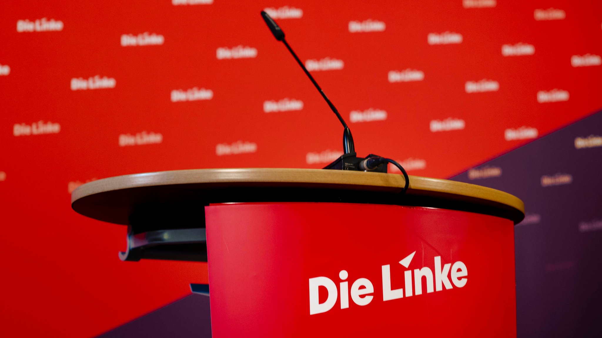 Rednerpult der Linken aufgenommen | Bild: picture alliance / photothek.de | Yona Elsner Rednerpult der Linken aufgenommen