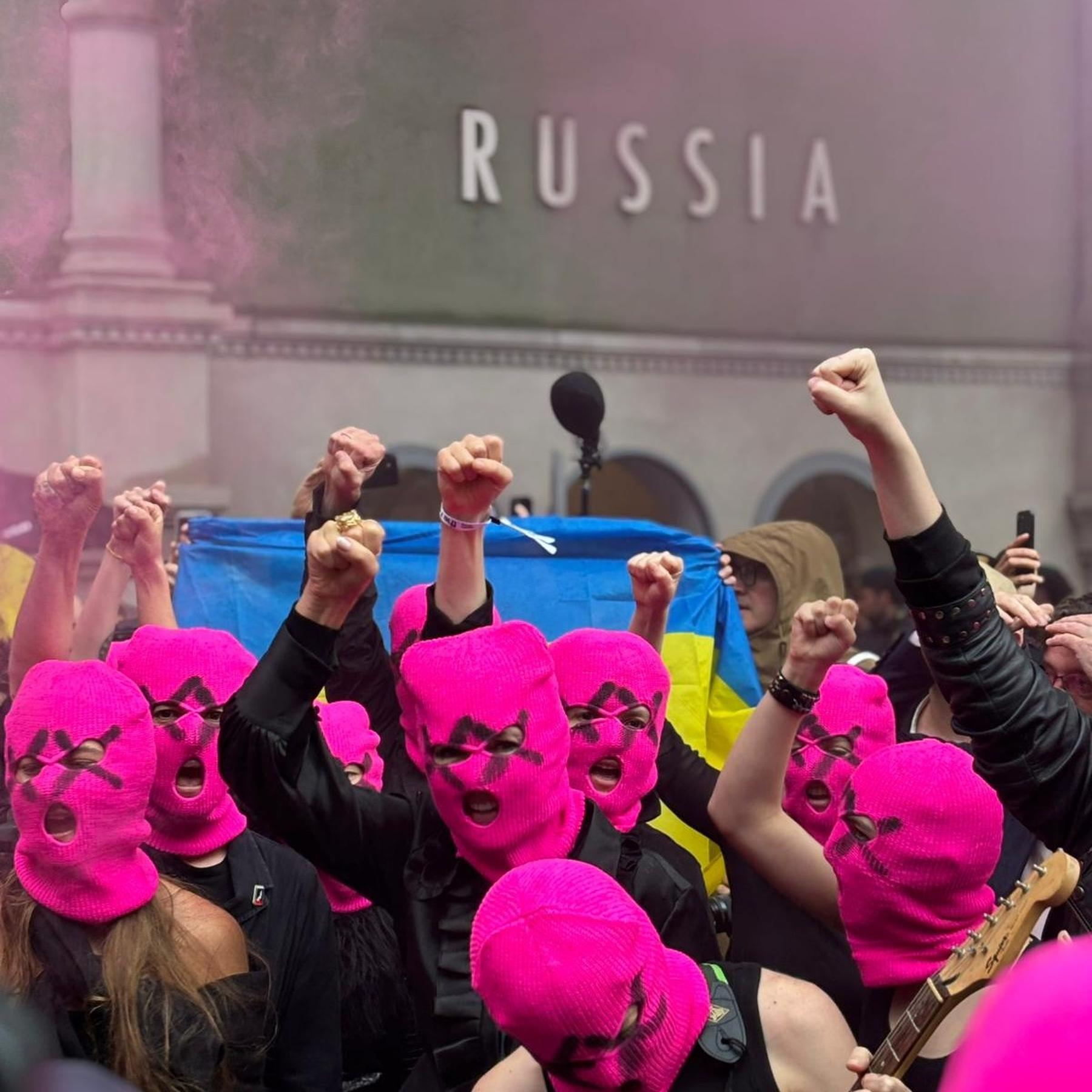 "Blut ist Russland Kunst!" -Protestaktionen zum Biennale-Start in Venedig