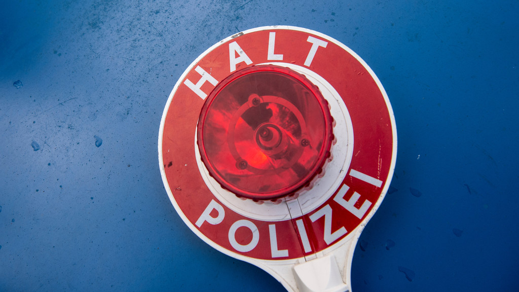 Eine Kelle mit der Aufschrift "Halt Polizei" (Archivbild)