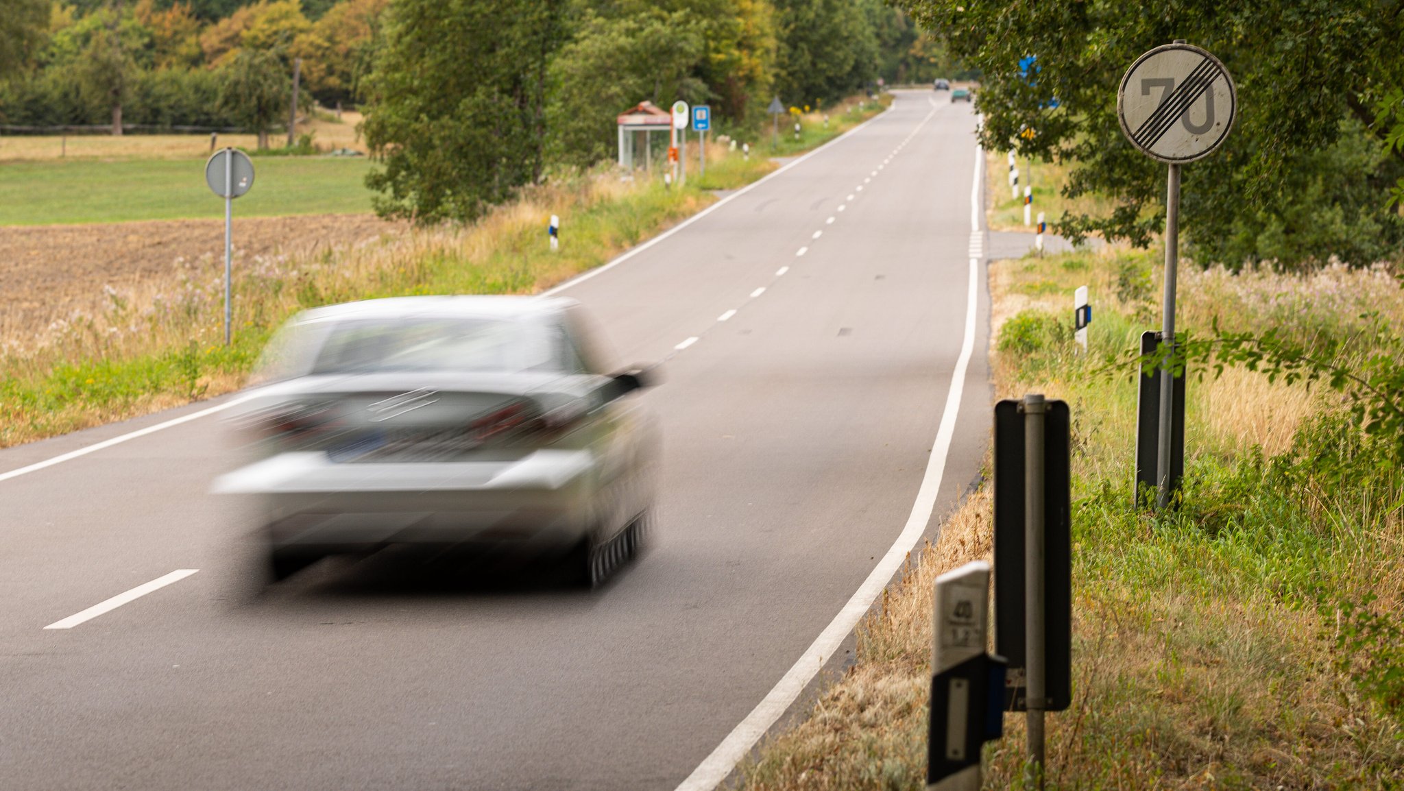 Bayerns Landstraßen bleiben Unfall-Brennpunkte | Bild: picture alliance / Fotostand | Fotostand / Gelhot Bayerns Landstraßen bleiben Unfall-Brennpunkte