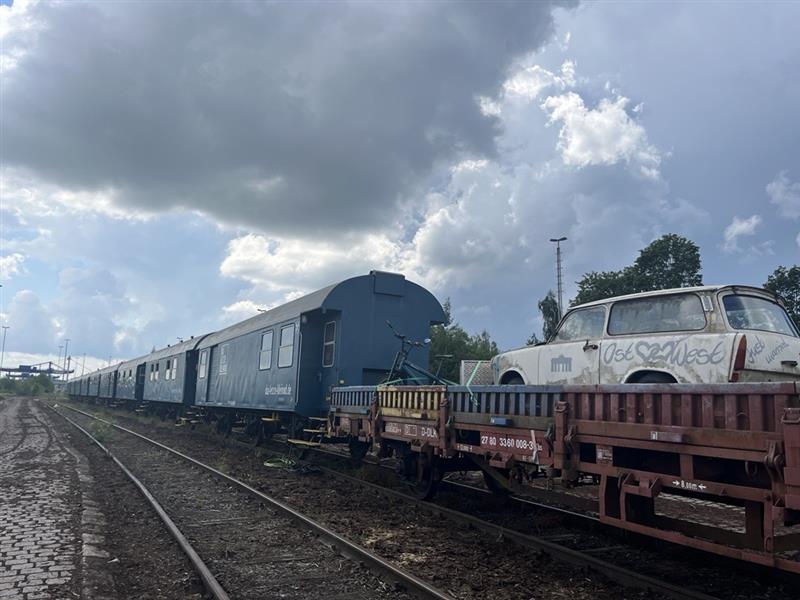 Am Hofer Güterbahnhof steht der Zug des Eisenbahn-Theaters. In und auf den Waggons ist auch Platz für Requisiten - unter anderem auch ein Trabi.