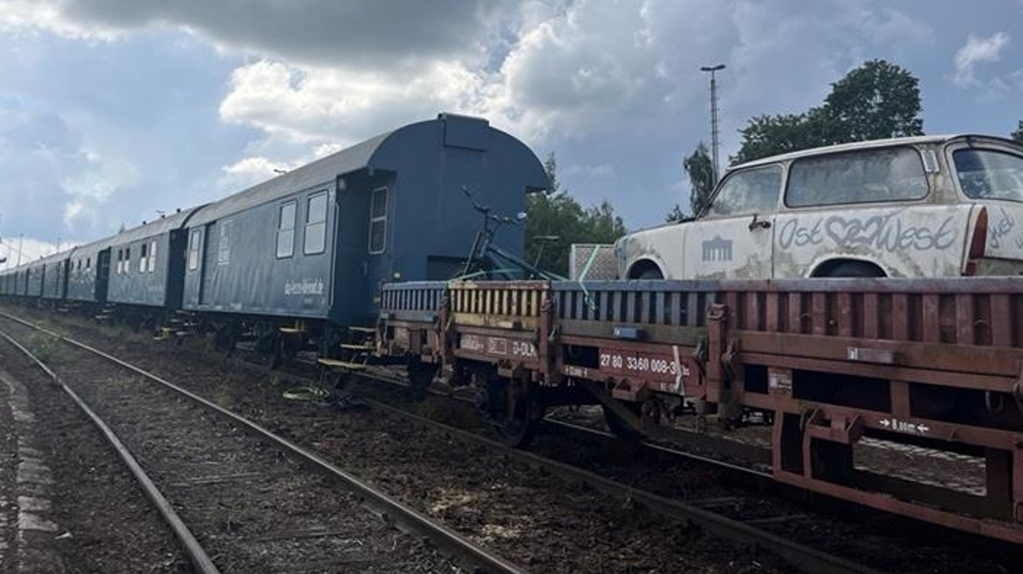 Am Hofer Güterbahnhof steht der Zug des Eisenbahn-Theaters. In und auf den Waggons ist auch Platz für Requisiten - unter anderem auch ein Trabi.