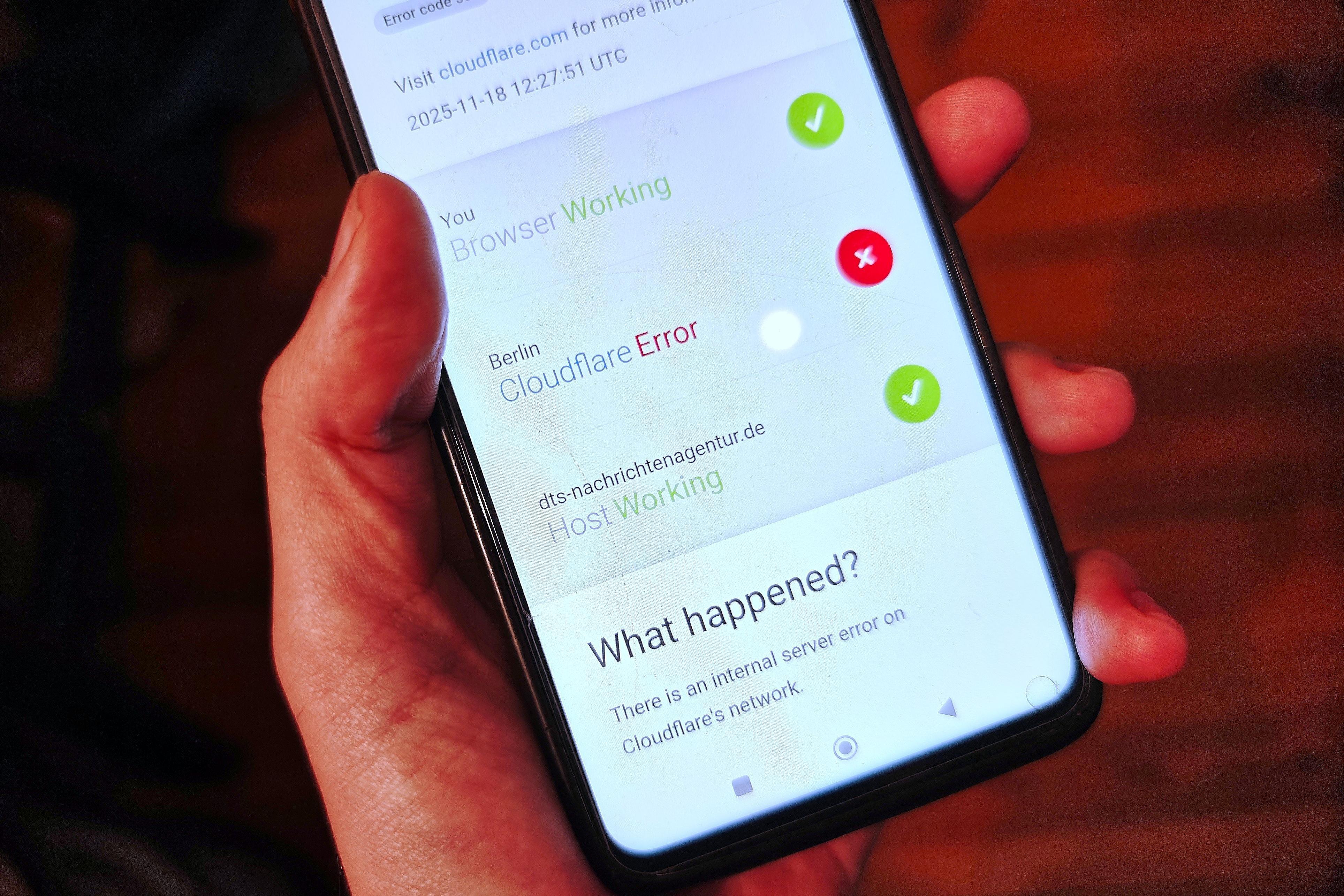 Ein Nutzer sieht auf dem Smartphone eine Störungsmeldung von Cloudflare