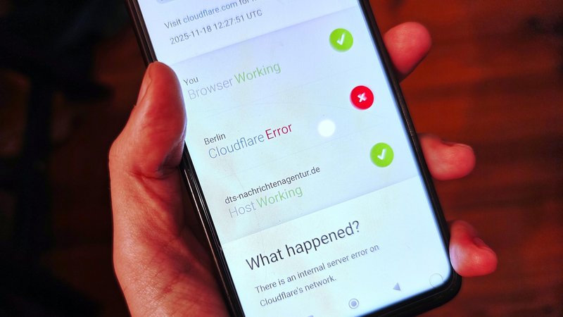 Ein Nutzer sieht auf dem Smartphone eine Störungsmeldung von Cloudflare | Bild: picture alliance / dts-Agentur | - Ein Nutzer sieht auf dem Smartphone eine Störungsmeldung von Cloudflare