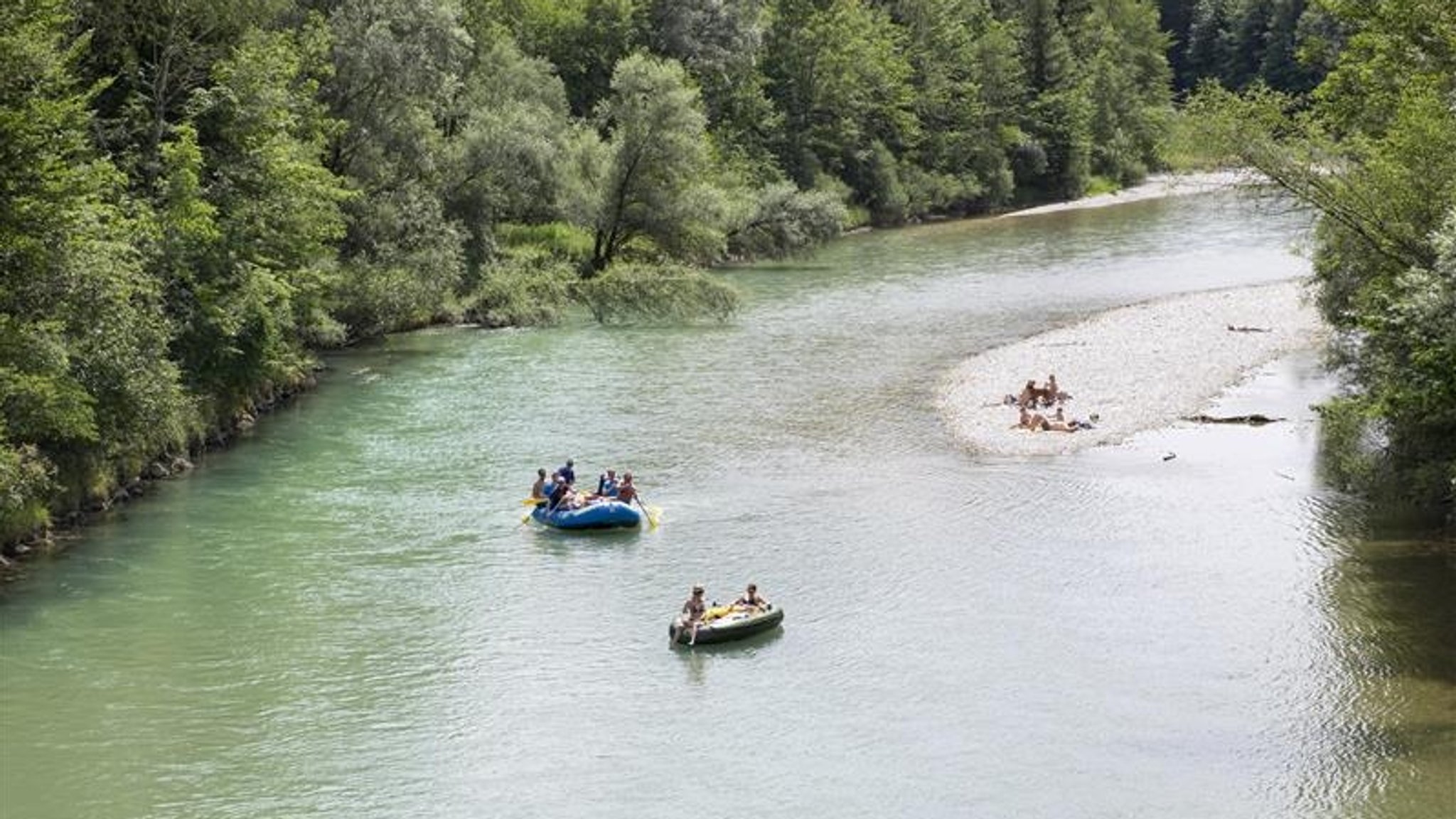 Betrunken im Schlauchboot vor Isar-Wehr – drei Anzeigen 
