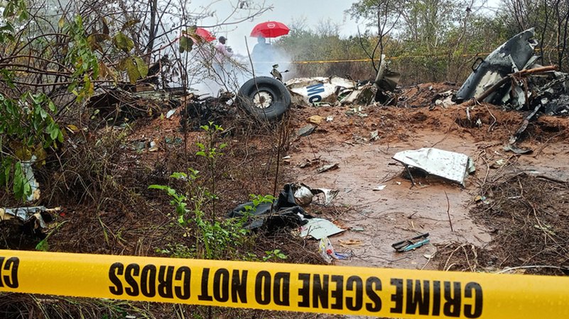 28.10.2025, Kenia, Diani: Kenianische Beamte inspizieren die Absturzstelle eines Flugzeugs in der Nähe von Diani. | Bild: dpa-Bildfunk/Uncredited 28.10.2025, Kenia, Diani: Kenianische Beamte inspizieren die Absturzstelle eines Flugzeugs in der Nähe von Diani.