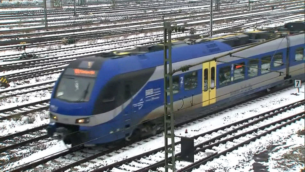Zug fährt in Bahnhof ein | Bild: BR24 Zug fährt in Bahnhof ein