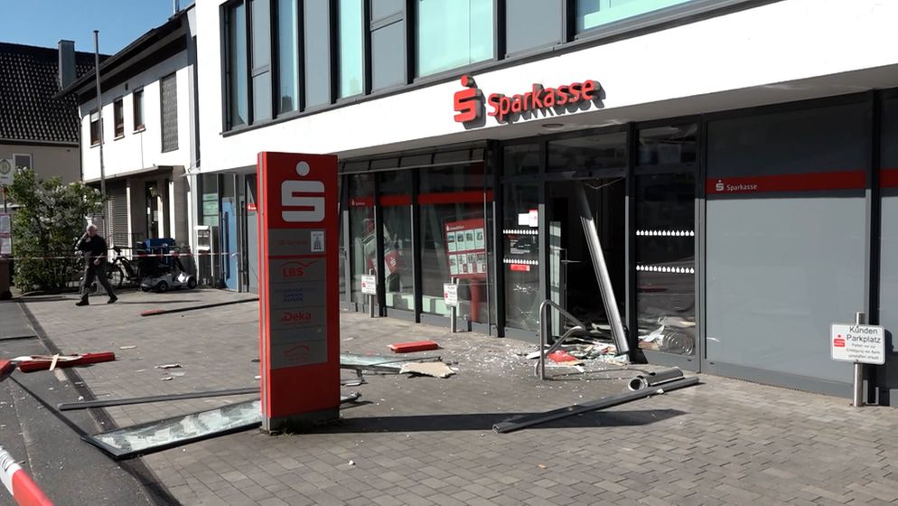 Zerstörte Glasfassade einer Bankfiliale in Lohr am Main | Bild:News5