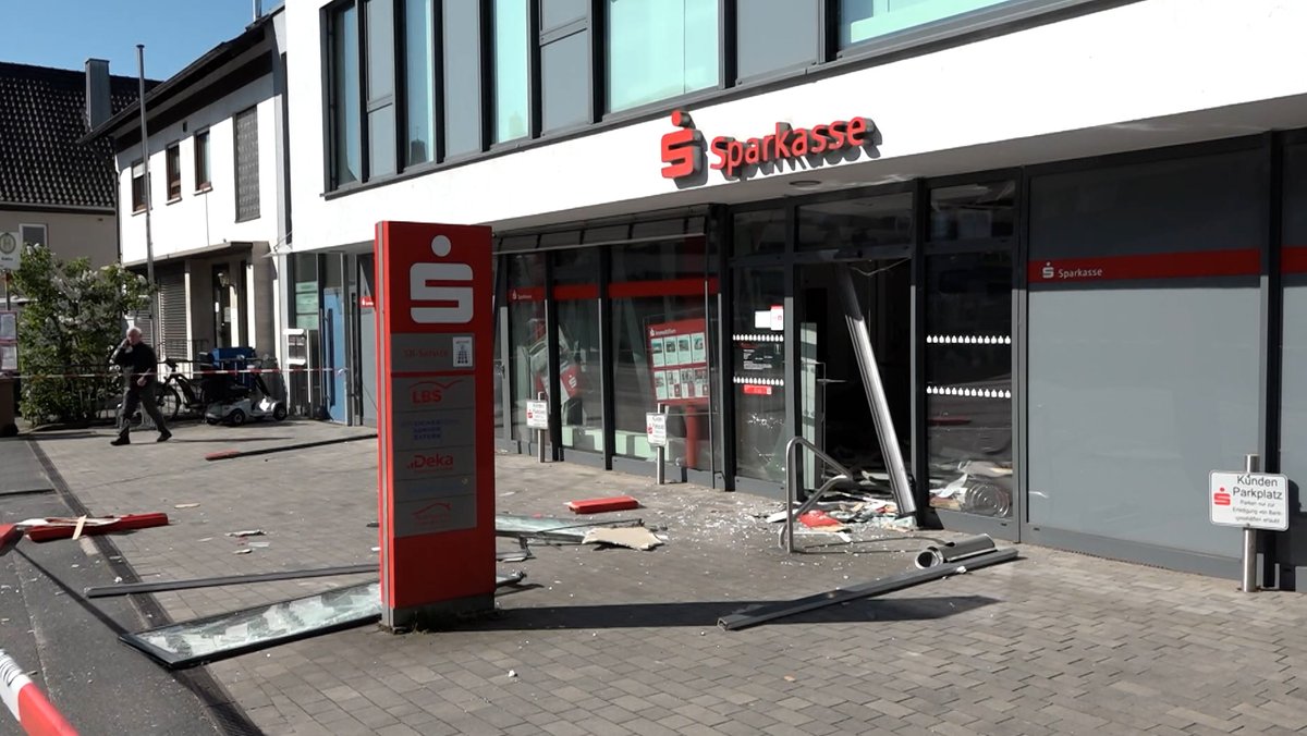 Zerstörte Glasfassade einer Bankfiliale in Lohr am Main