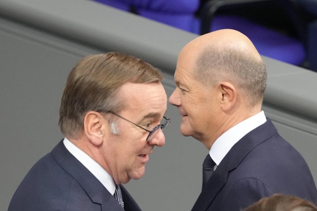 Verteidigungsminister Boris Pistorius und Noch-Bundeskanzler Olaf Scholz