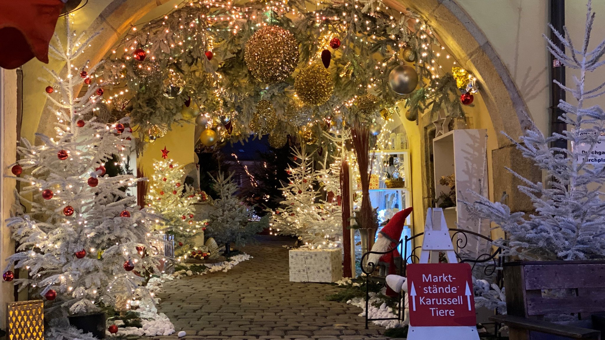 Weihnachtsbeleuchtung in der Innenstadt von Cham