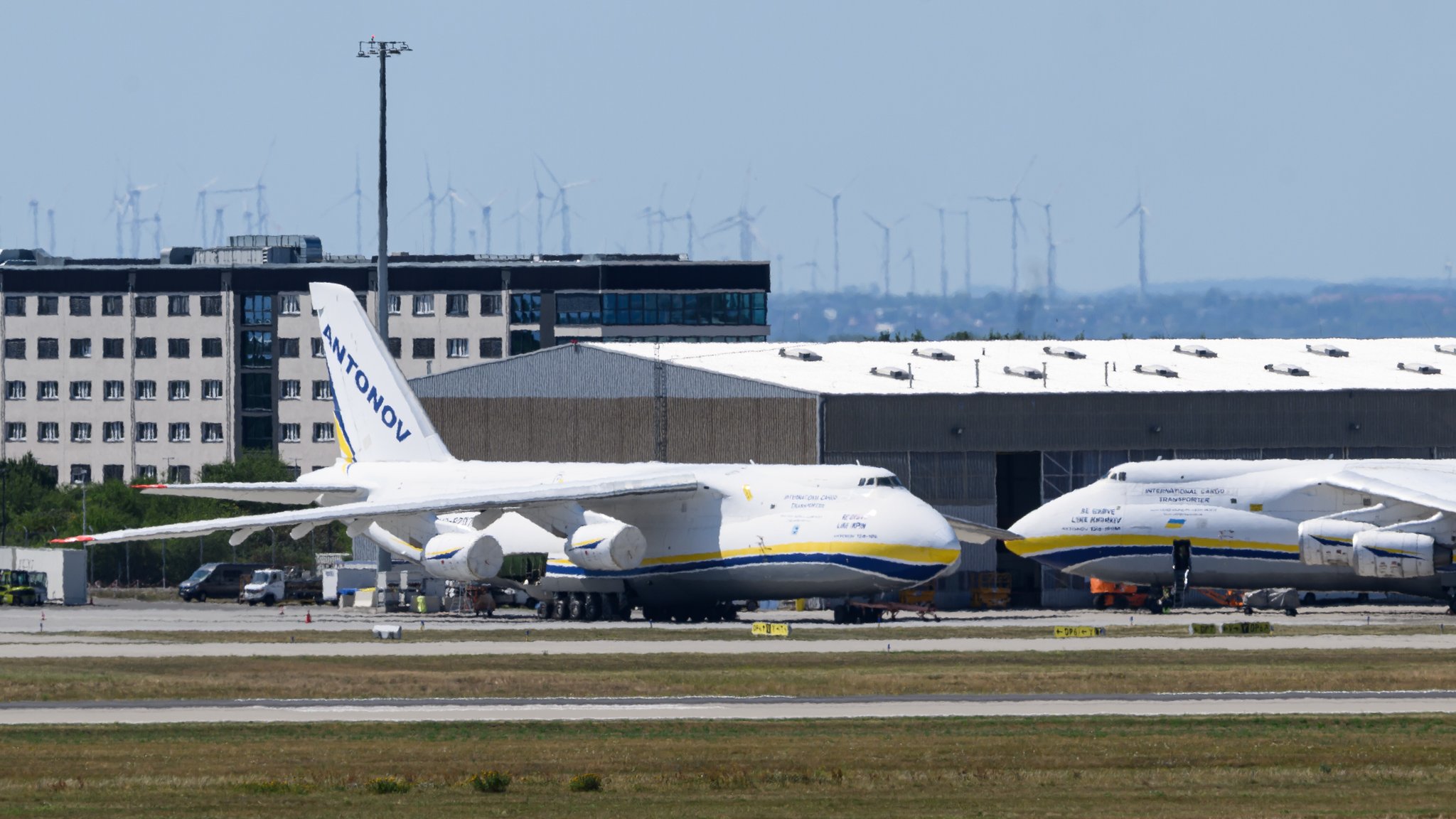 Ukrainische Antonov parken am Flughafen Leipzig/Halle | Bild: picture alliance/dpa | Hendrik Schmidt Ukrainische Antonov parken am Flughafen Leipzig/Halle