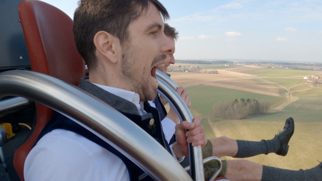 109 Meter freier Fall im Bayernpark - eine Touristenattraktion für viele. Letztes Jahr wurde hier ein Weltrekord aufgestellt: 115 Fahrten an einem Tag. Und den wollen BR-Kollegen knacken - für die Sternstunden und Kinder in Not. | Bild: Bayerischer Rundfunk 2023 109 Meter freier Fall im Bayernpark - eine Touristenattraktion für viele. Letztes Jahr wurde hier ein Weltrekord aufgestellt: 115 Fahrten an einem Tag. Und den wollen BR-Kollegen knacken - für die Sternstunden und Kinder in Not.