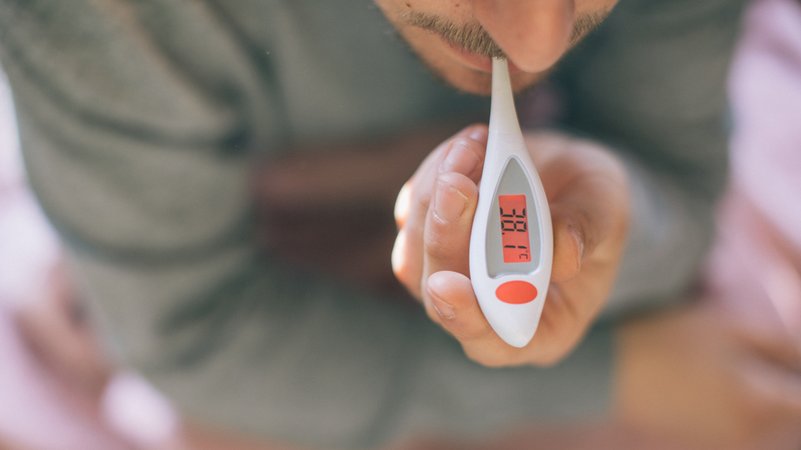 Eine Person misst ihre Temperatur mit einem Fieberthermometer. | Bild: BR/Johanna Schlüter Eine Person misst ihre Temperatur mit einem Fieberthermometer.