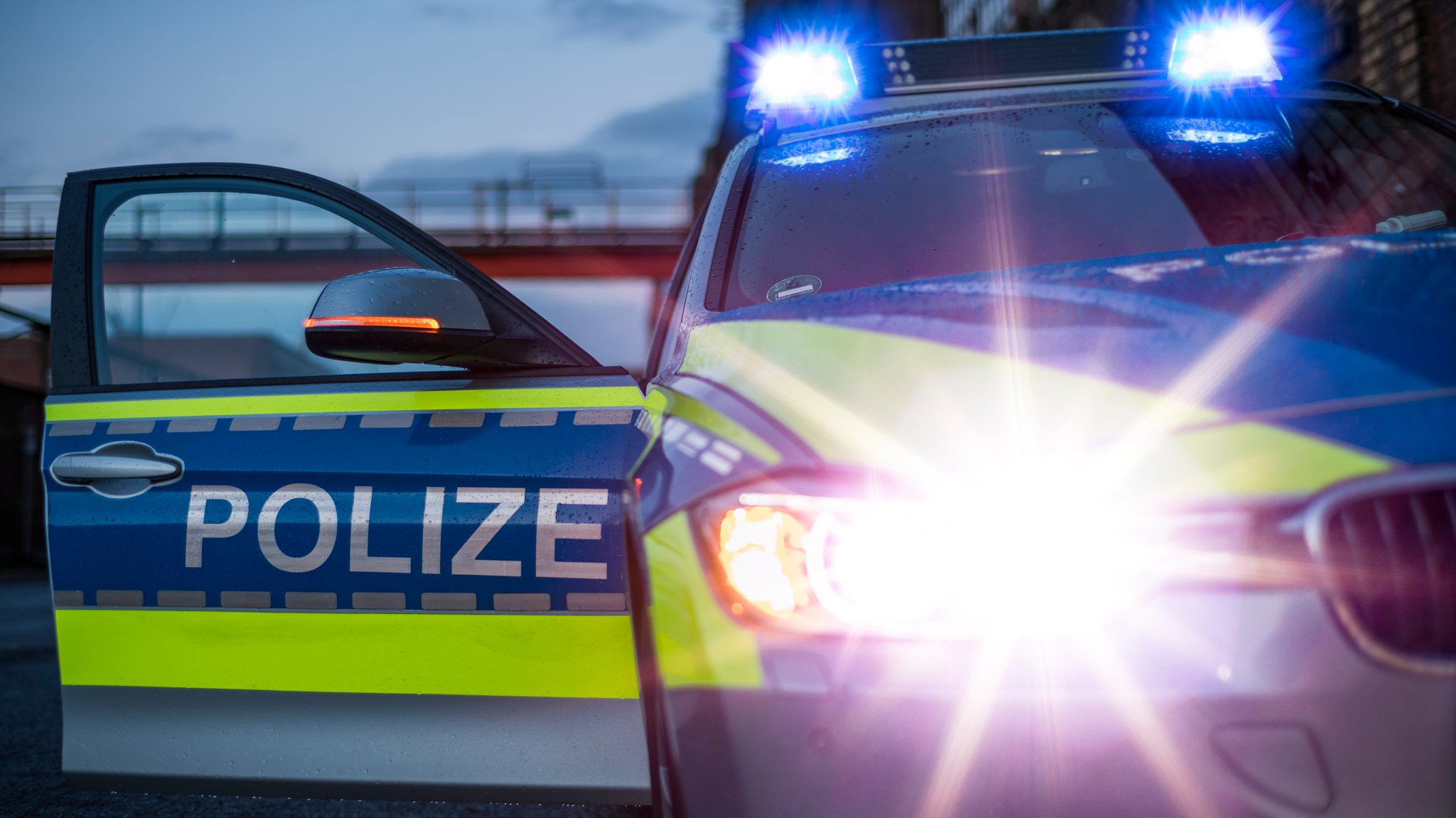 Polizeifahrzeug mit eingeschaltetem Blaulicht