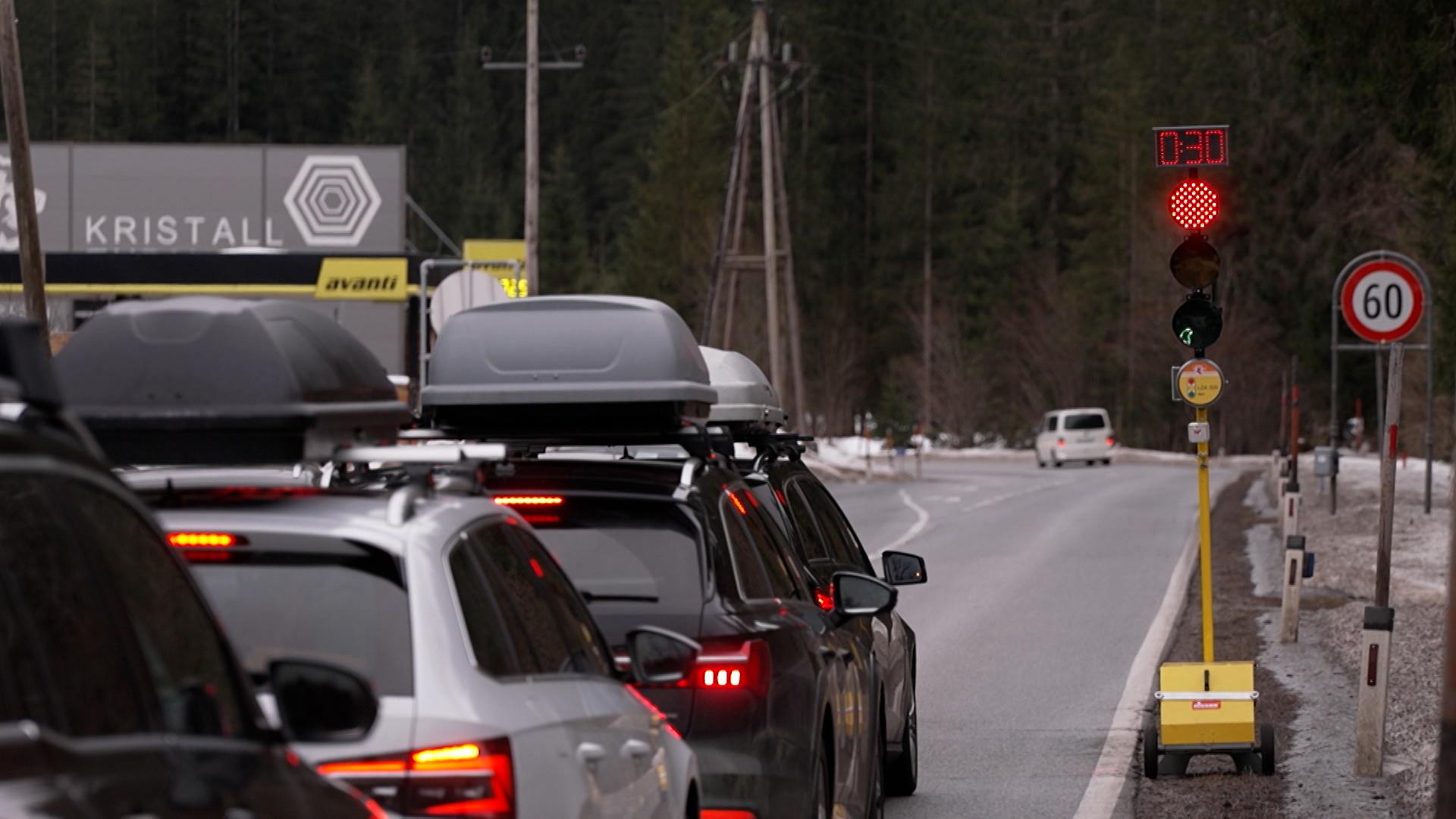 Stop-and-Go heißt es heute für viele auf dem Weg nach Tirol. Denn das österreichische Bundesland hat eine "Dosier-Ampel" aufgestellt.