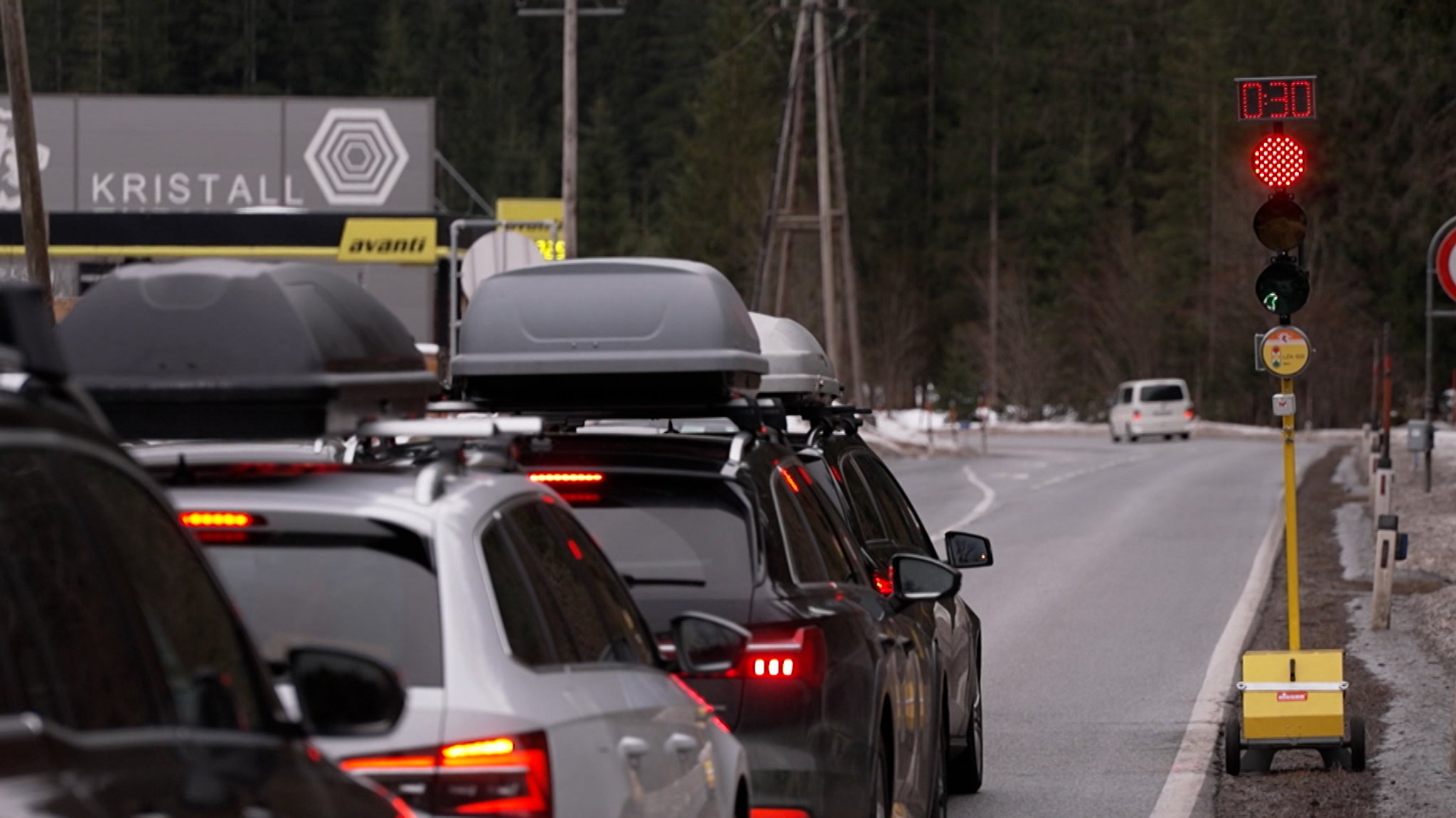 Stop-and-Go heißt es heute für viele auf dem Weg nach Tirol. Denn das österreichische Bundesland hat eine "Dosier-Ampel" aufgestellt.