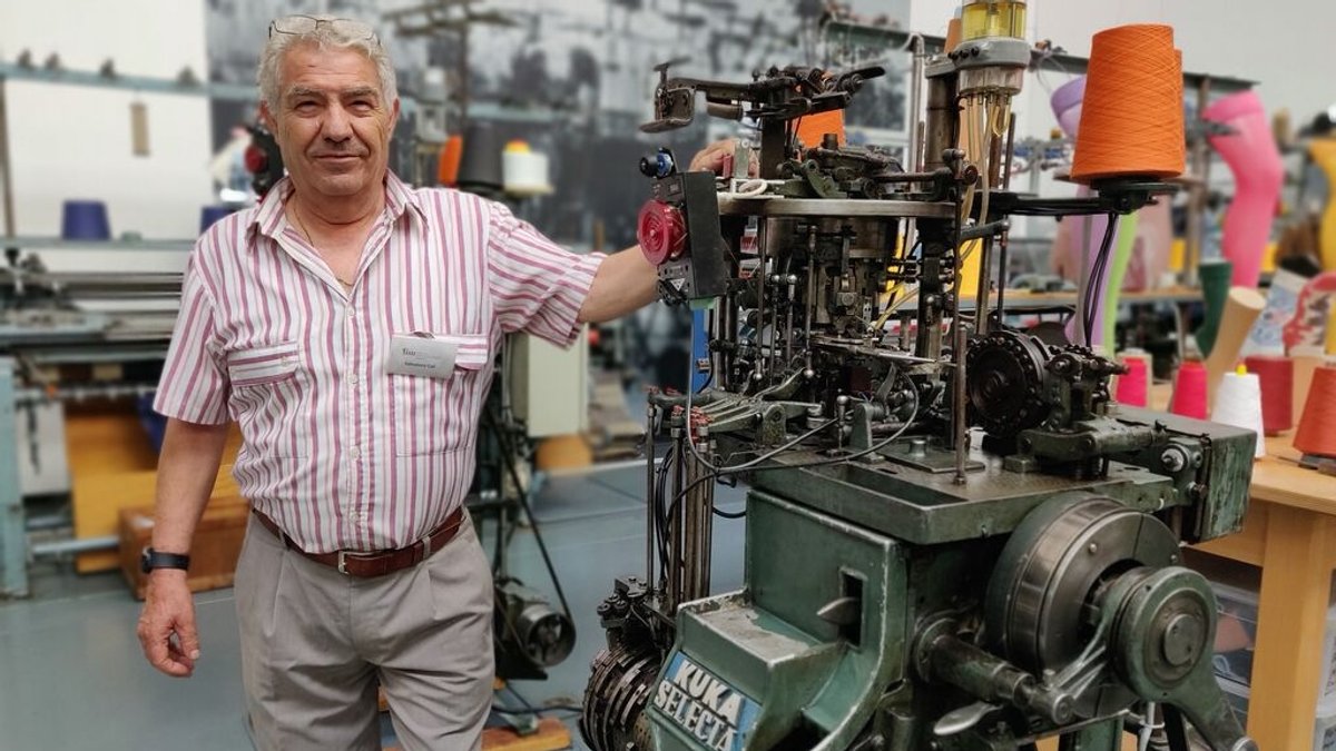 Textilmaschinen-Mechaniker Salvatore Cali im Textilmuseum Augsburg, vor einer Kuka Selecta Strickmaschine