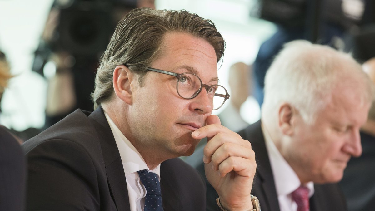 Scheuer kündigt Rückruf für 238.000 Daimler an