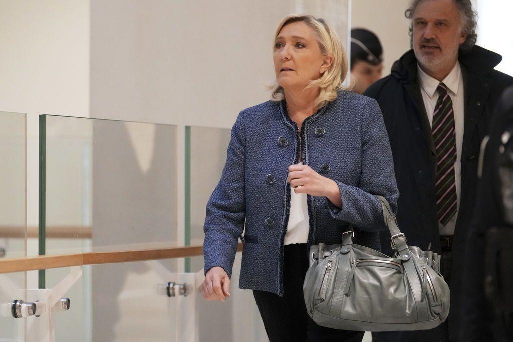 dpatopbilder - 31.03.2025, Frankreich, Paris: Die rechtsnationale französische Politikerin Marine Le Pen trifft vor einem Pariser Gericht ein, von dem ein Urteil in einem Veruntreuungsfall erwartet wird. Foto: Thibault Camus/AP/dpa +++ dpa-Bildfunk +++