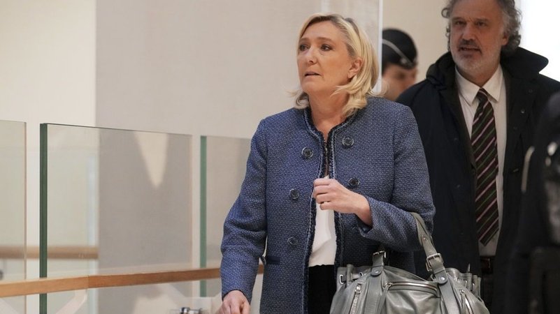 dpatopbilder - 31.03.2025, Frankreich, Paris: Die rechtsnationale französische Politikerin Marine Le Pen trifft vor einem Pariser Gericht ein, von dem ein Urteil in einem Veruntreuungsfall erwartet wird. Foto: Thibault Camus/AP/dpa +++ dpa-Bildfunk +++ | Bild: dpa-Bildfunk/Thibault Camus dpatopbilder - 31.03.2025, Frankreich, Paris: Die rechtsnationale französische Politikerin Marine Le Pen trifft vor einem Pariser Gericht ein, von dem ein Urteil in einem Veruntreuungsfall erwartet wird. Foto: Thibault Camus/AP/dpa +++ dpa-Bildfunk +++