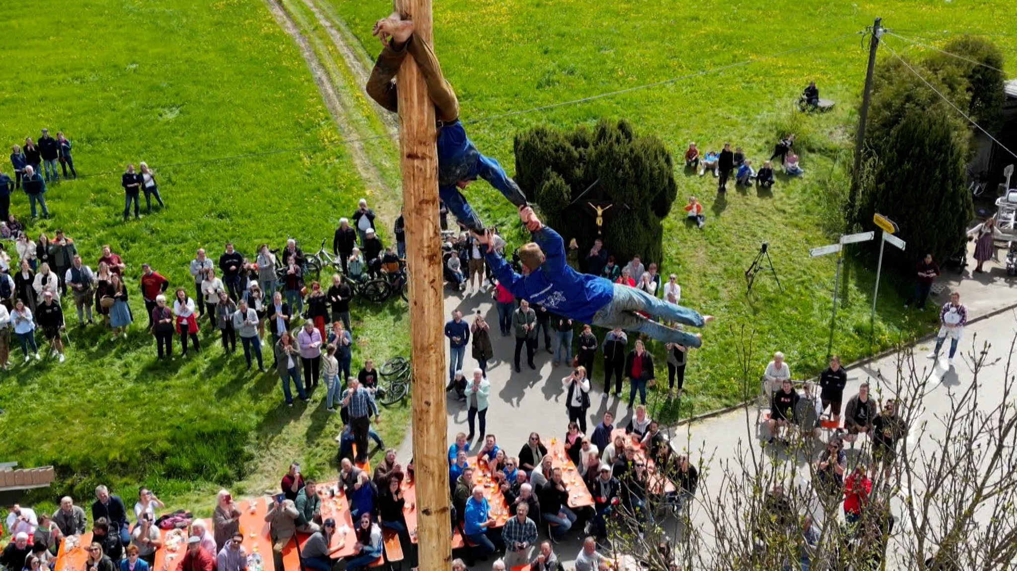 Akrobatik auf dem Maibaum - Maibaumkraxeln will trainiert sein